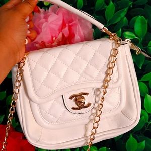 Un authentic white Chanel purse